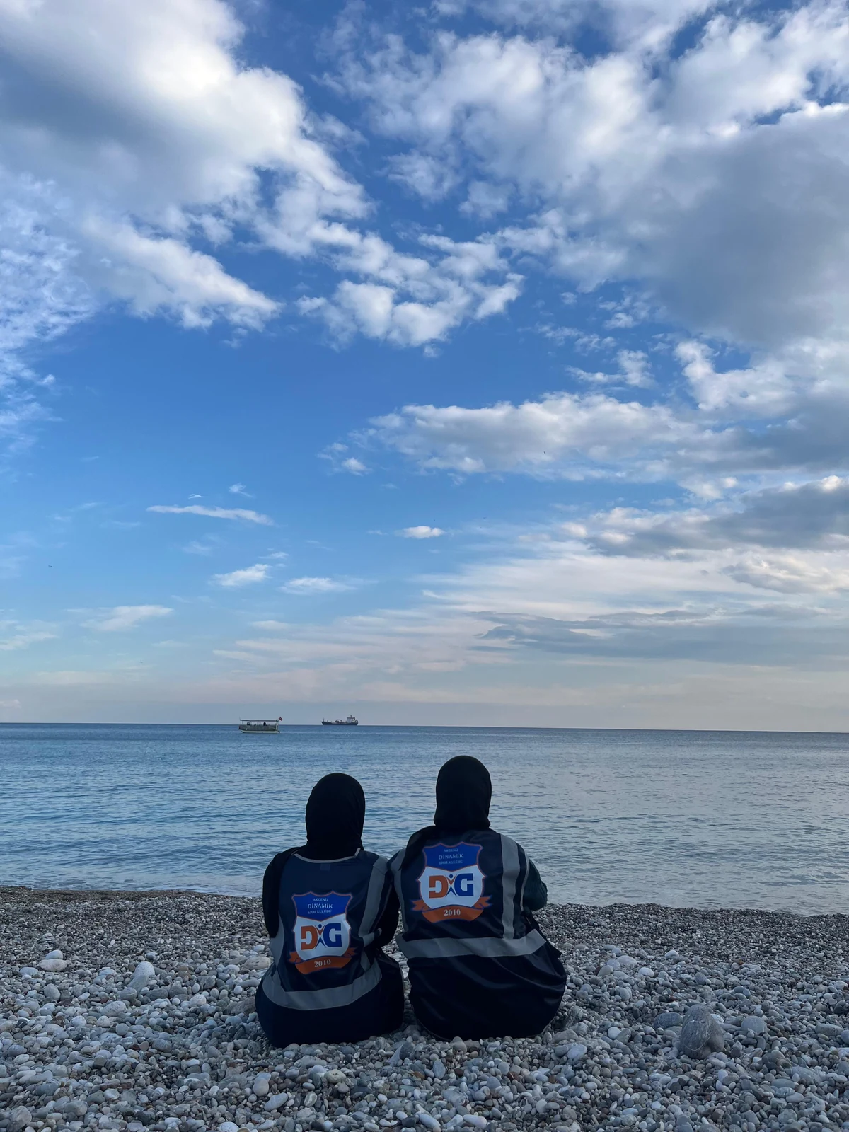 Akdeniz kıyısında Dinamik Kız gönüllüleri